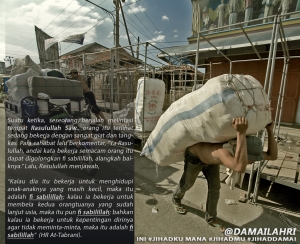Pekerja mengangkut barang dagangan di pasar Tegalgubug, Arjawinangun, Cirebon, Jawa Barat,